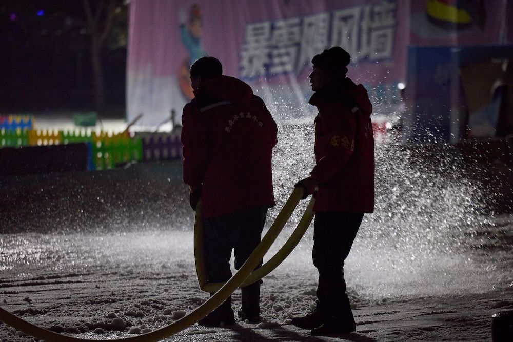 2026年1月16日23时，奥森公园雪场，工友们在进行洒水工作，使雪场更加坚实平整。