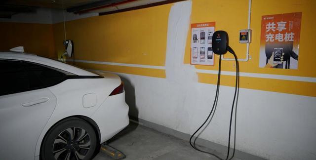 开电车第七年，电板掉电快得吓东说念主，充电越快越伤，哈工大检测压差超标一倍，改习尚后续航回暖，到底还能开几年-有驾