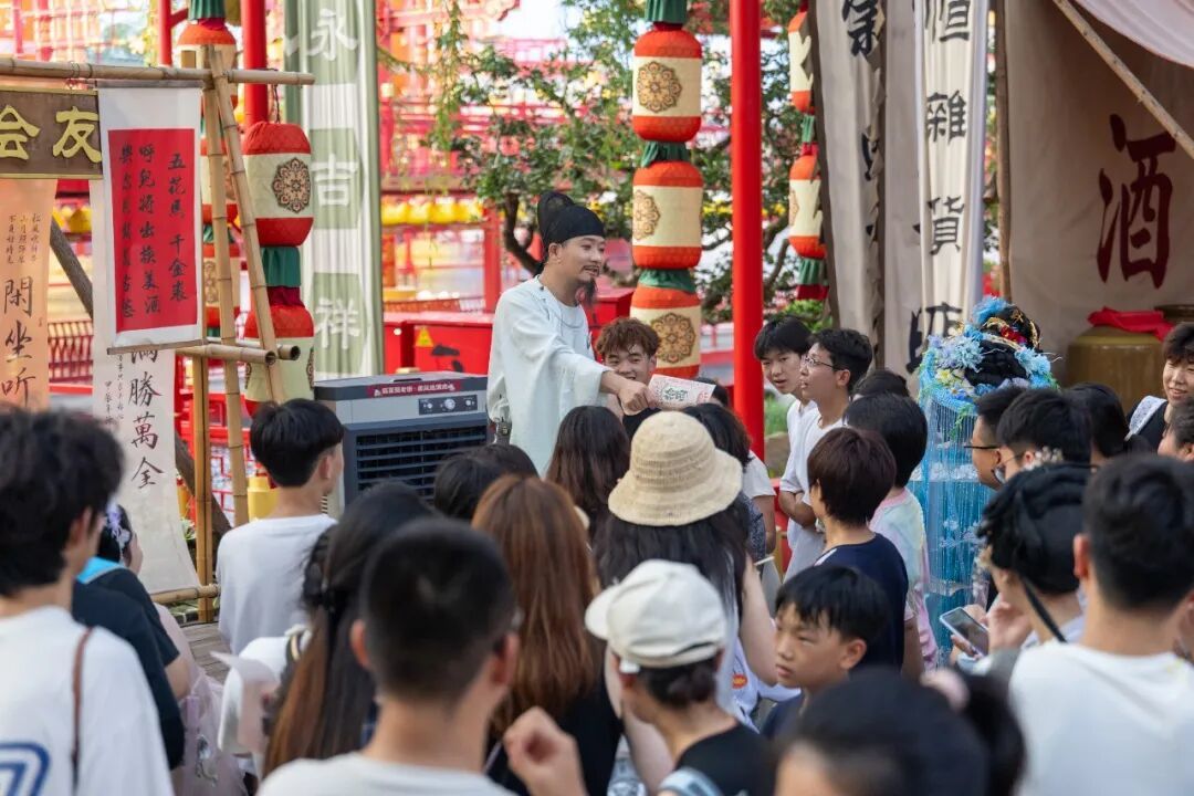游客在唐山市河头老街景区参与互动表演/新华社发(李秀清摄)