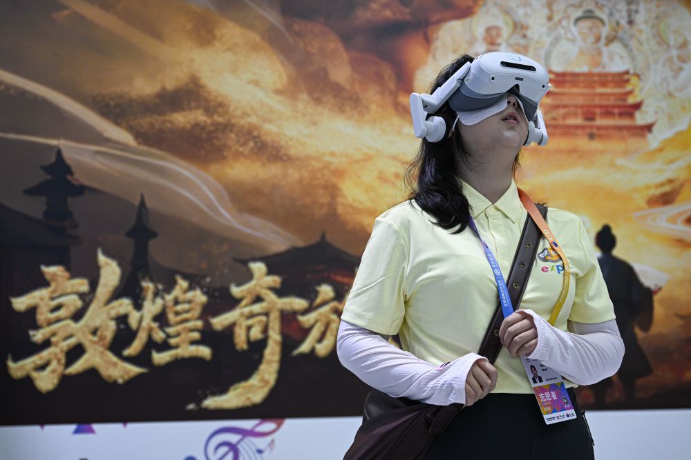 ↑ 4月14日，观众在第六届消博会现场体验VR项目《敦煌奇旅》。新华社记者 蒲晓旭 摄