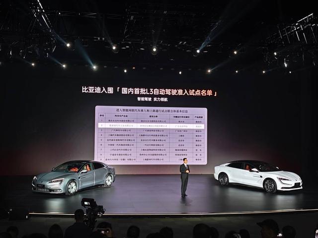 奔驰是始作俑者,理想、问界发扬光大,“小蓝灯”被干掉不可惜?