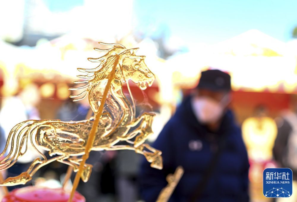 ↑ 1月23日在江苏南京宝船厂遗址公园年货集市拍摄的马年糖画。新华社发（杨素平摄）