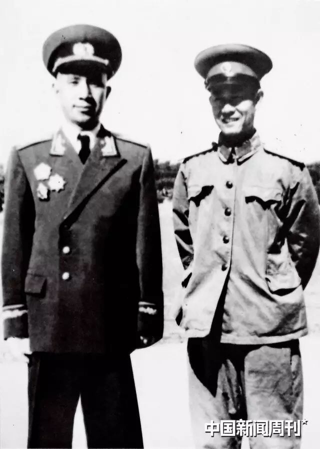 1955年9月小额资金炒股，粟裕被授予大将军衔后与机要秘书鞠开在北京雨儿胡同合影。图｜受访者提供