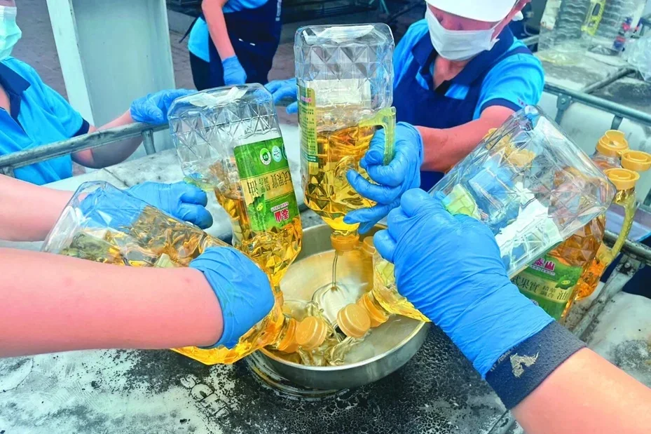 台湾中联油脂大豆色拉油检出致癌物超标事件持续扩大。图源：台媒