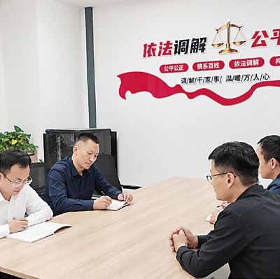 山东省平度市信访局干部和律师研究某信访事项涉及的法律问题。李雅雯摄
