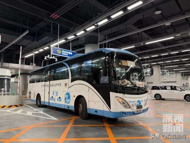 首辆从香港驶向深圳的跨境巴士