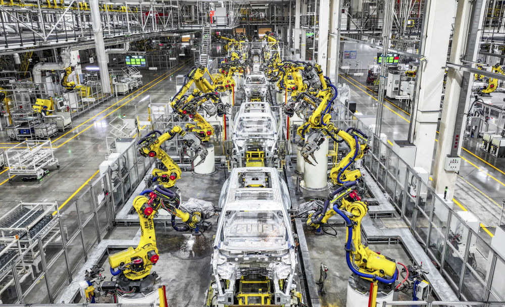 这是2025年9月19日在位于重庆市两江新区的赛力斯汽车超级工厂拍摄的自动化生产作业现场。新华社记者 王全超 摄