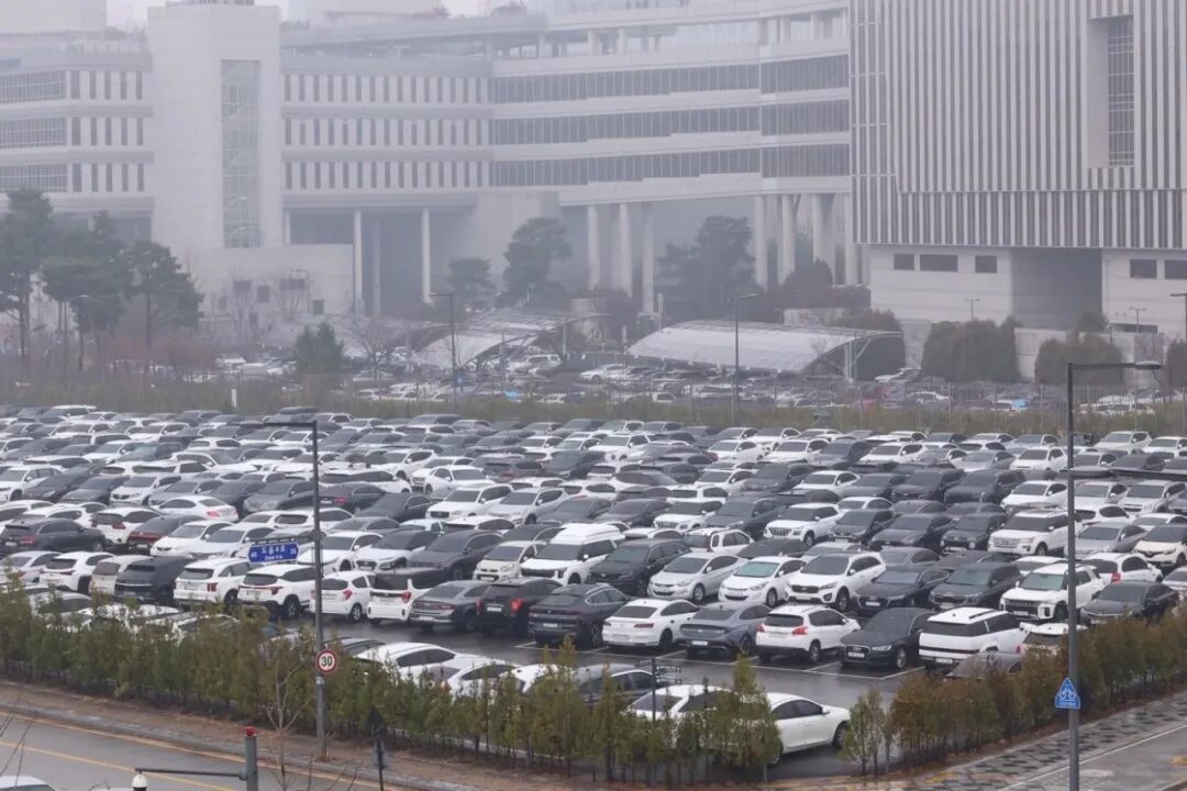 ◎ 当地时间2026年3月18日,韩国世宗市政府办公楼室外停车场停满车辆,政府正着手制定“车辆限行”能源需求削减方案