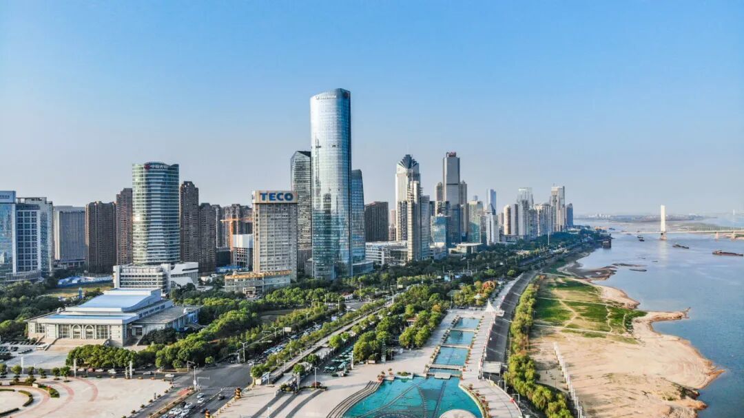 摄图网_501579265_banner_蓝天下的南昌赣江秋水广场（企业商用）.jpg