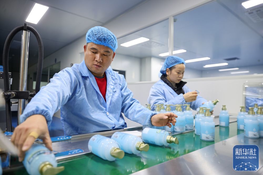 ↑ 1月5日，浙江省湖州市吴兴区埭溪镇一家化妆品生产企业工人在赶制产品订单。新华社发（何伟卫摄）