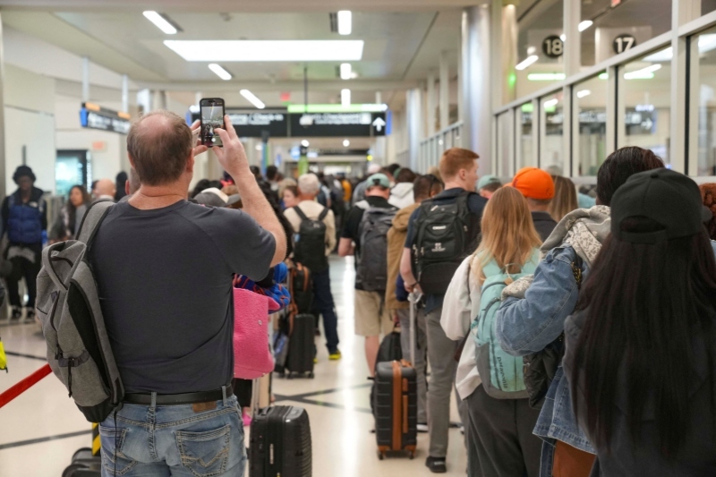 当地时候2026年3月20日,好意思国国土安沿途“停摆”,导致机场安检东说念主员接力,哈兹菲尔德-杰克逊亚特兰大海外机场恭候安检的乘客排起长队。 IC Photo