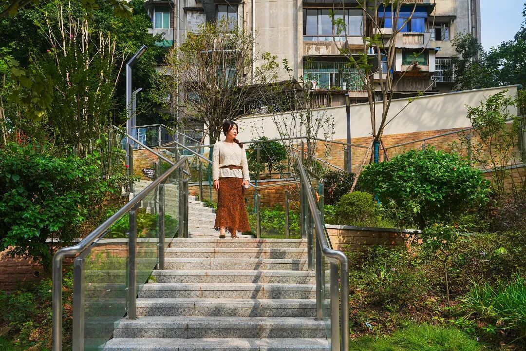 2026年10月8日,在重庆市北碚区天生街道吾悦广场片区,社区居民在焕然一新的社区行走。 秦廷富 摄 (2).jpg