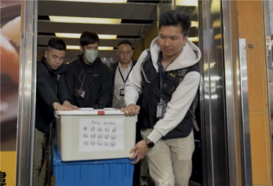 香港警方今年2月曾在一所涉案律师楼带走多箱证物。图源:港媒