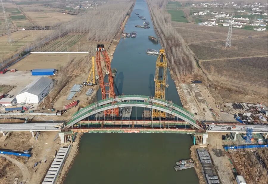 月港大桥主跨吊装图(图源:江苏港航投资发展有限公司官方公众号)
