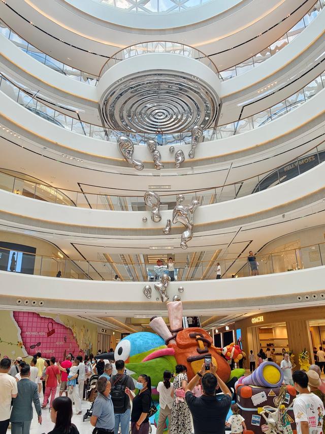市民游客举起手机拍照“打卡”。