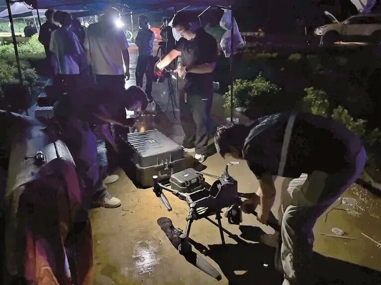 技术人员连夜架设无人机 / 图源：广西南宁政府网（南宁市低空经济产业协会供图）