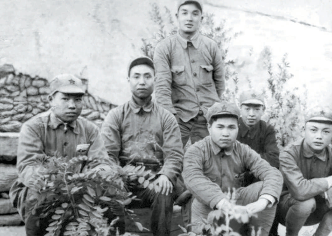 1937年春,军委二局部分人员在延安合影。左起:戴镜元、王永浚、邹毕兆(站立者)、曹祥仁、钱江、罗舜初。