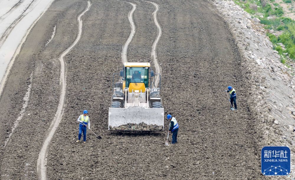 ↑ 5月2日，在位于江苏省兴化市临城街道的宁盐高速泰州1标段施工现场，中国建筑第七工程局的工人进行灰土翻拌作业（无人机照片）。新华社发（周社根 摄）