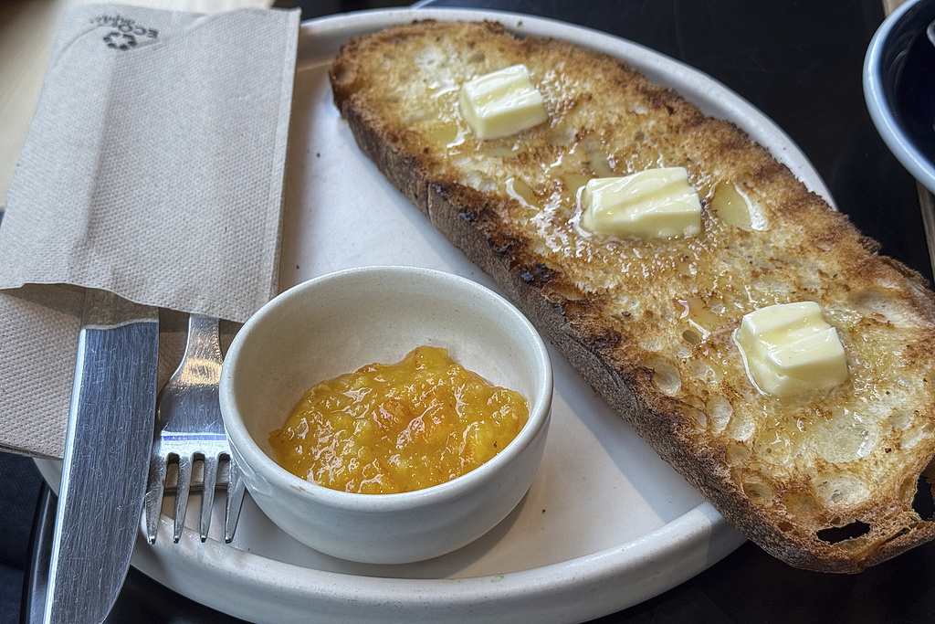 资料图:一份带有橘子果酱的餐品。(视觉中国)