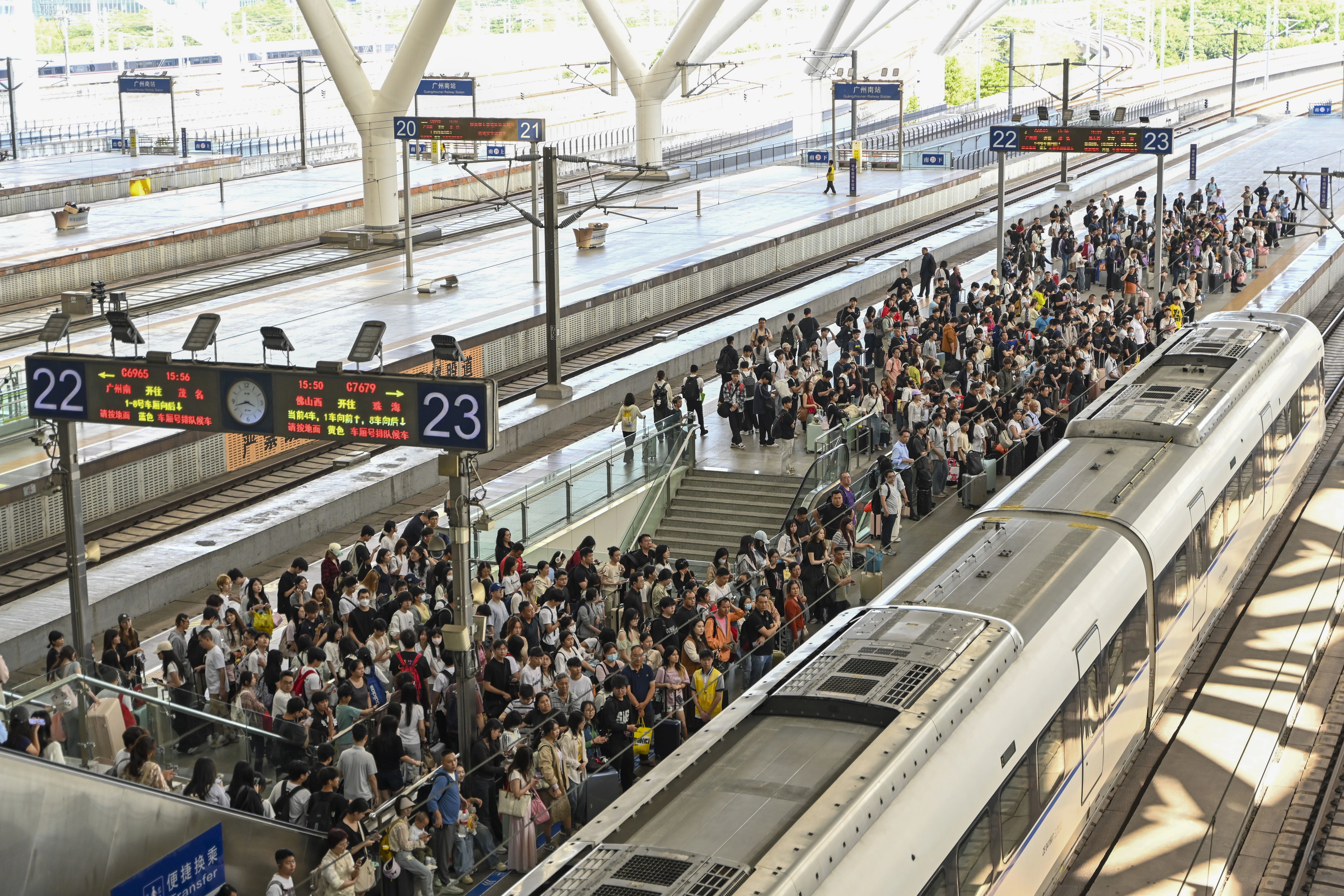 4月30日，旅客在广州南站乘车出行。 中新社记者 陈骥旻 摄