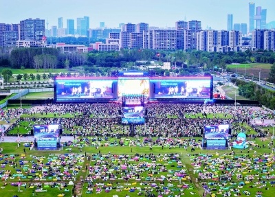 假期里,2026南京江豚音乐节在江心洲生态科技岛开唱。 南京日报/紫金山新闻记者 段仁虎 摄