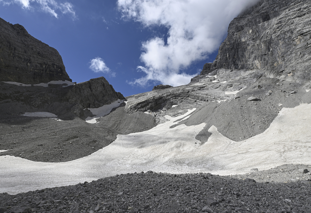当地时间2023年8月11日，德国巴伐利亚州，瓦茨曼冰川上积雪慢慢减少。视觉中国 图