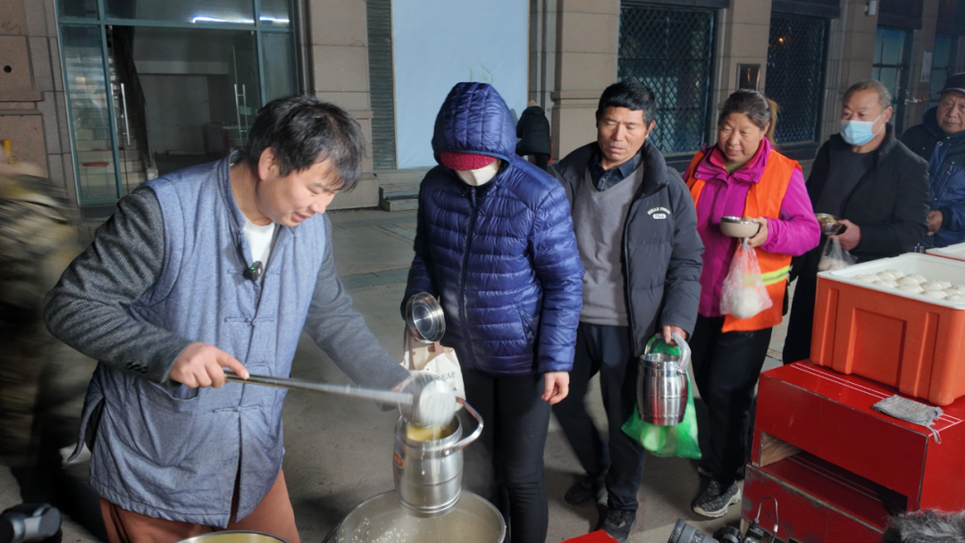 张清为食客打粥