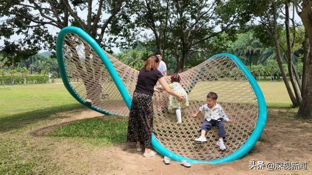 “零废弃长椅”成为低龄幼儿玩耍攀爬的好去处。