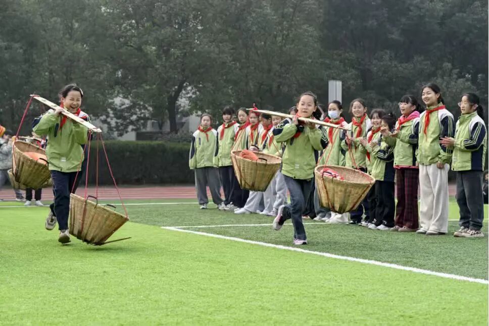 合肥市一小学学生参加趣味运动会“扁担运粮”比赛。图/中新图片 中新社发 赵明 摄