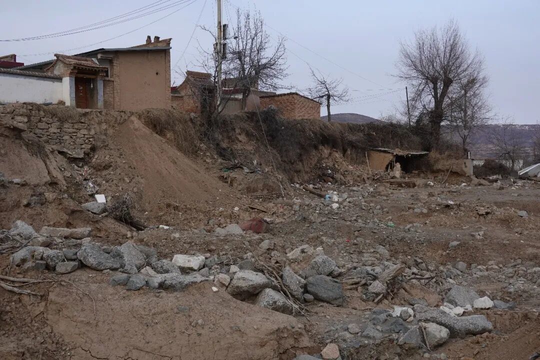 山洪后,榆中县马莲滩村五社河道旁不少房屋被冲毁,成了砂石滩