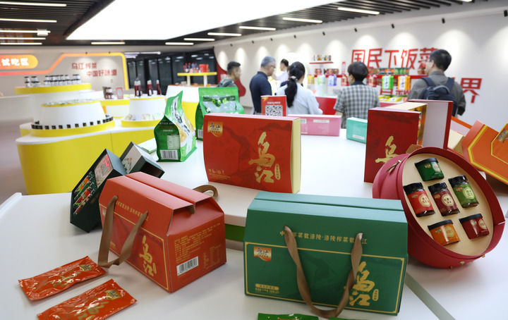 来访者在重庆市涪陵榨菜集团股份有限公司的展厅参观（2026年7月8日摄）。新华社记者 鲁鹏 摄