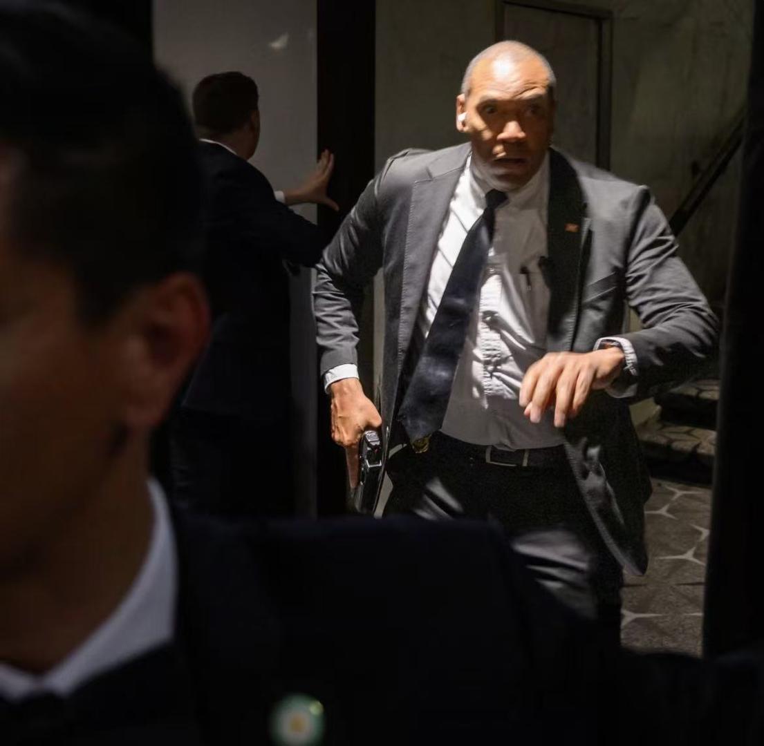 ▲白宫记者晚宴期间传出巨响,特工随即拔枪