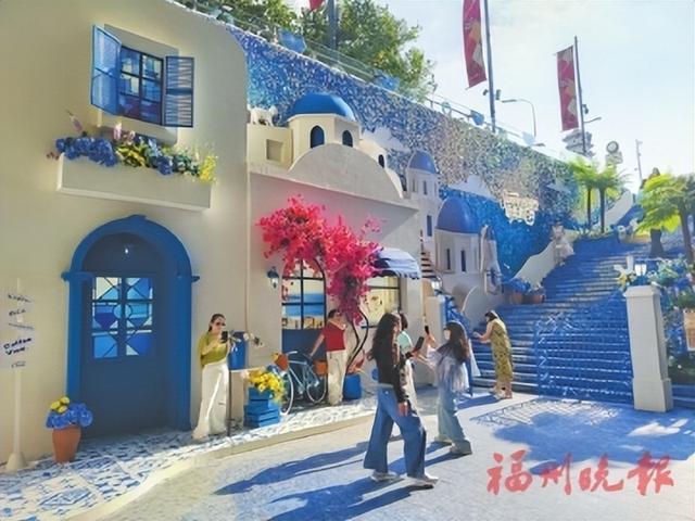 市民游客在福州万象城体验地中海风情。