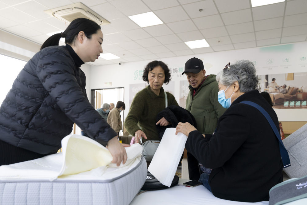 2026年1月15日,顾客在上海银发商店咨询适老化产品。新华社记者 王翔 摄
