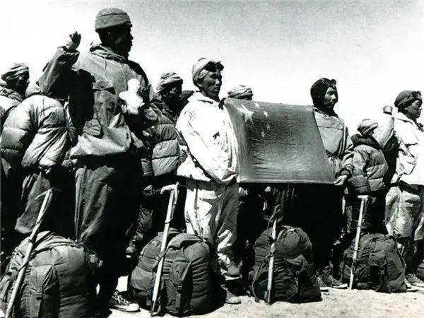 登山队员冲击珠峰前的宣誓