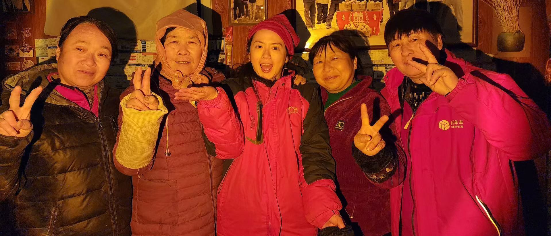 司徒凯馨(中)和民勤当地的“阿姨们”合影