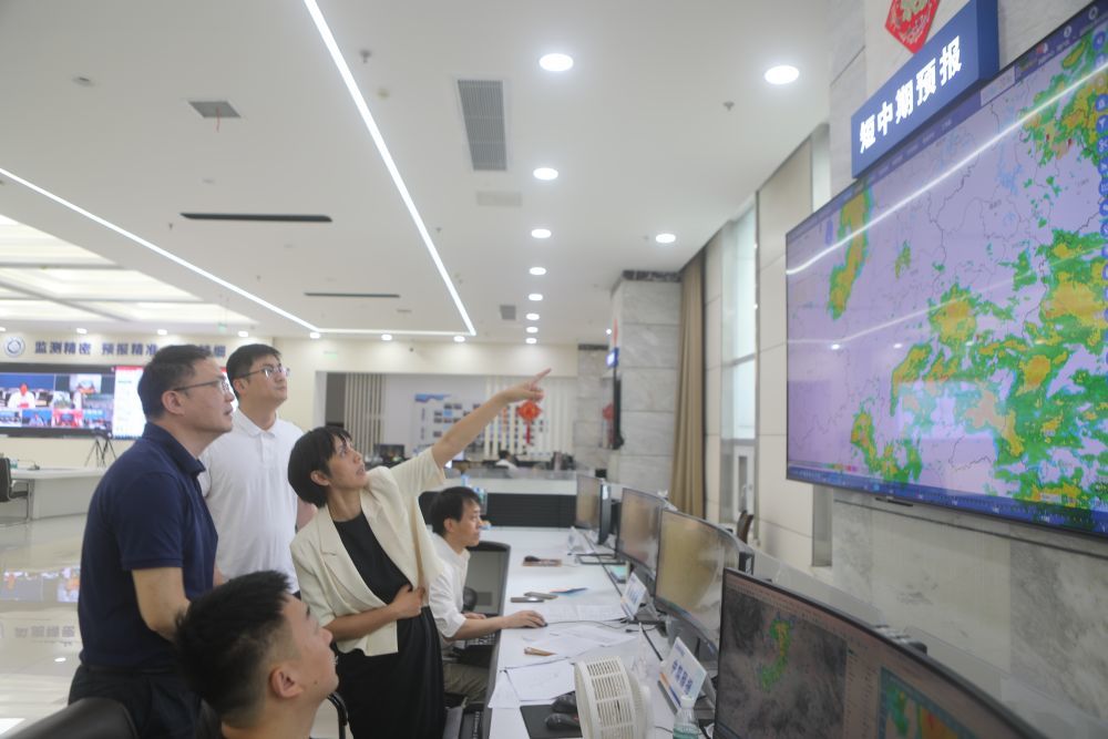 5月22日,湖南省气象局工作人员在进行会商研判,部署强降雨预报服务工作。(湖南省气象局供图)