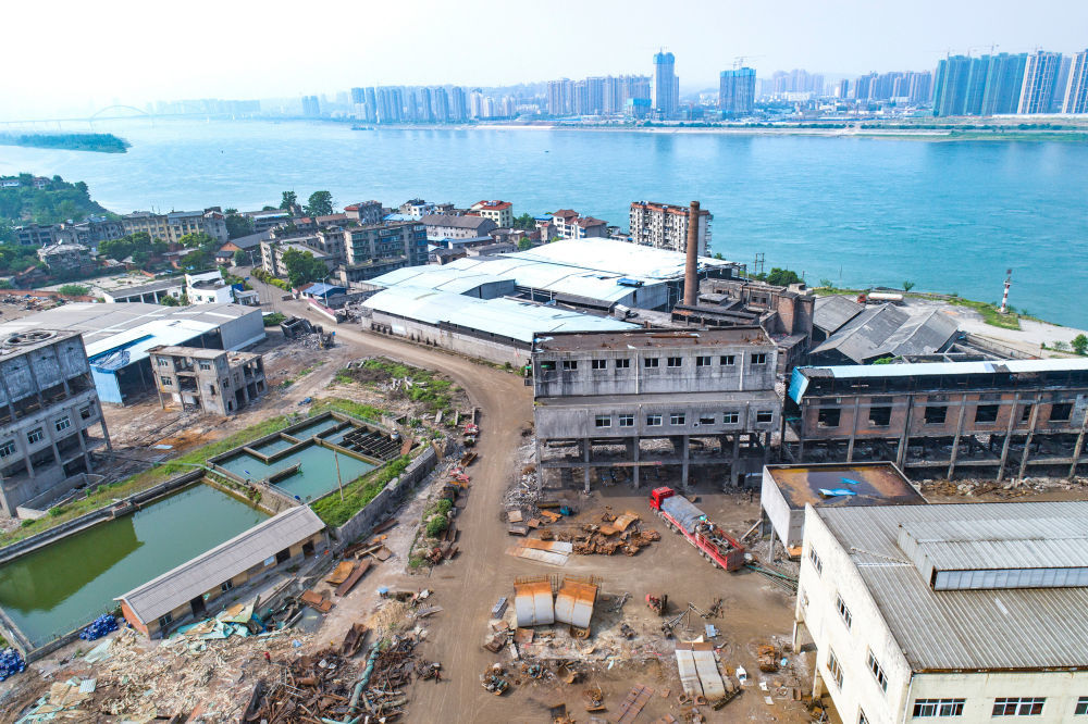 这是湖北宜昌田田化工有限责任公司拆除现场（2018年4月30日摄，无人机照片）。多年来，湖北省累计推进沿江400余家化工企业“关改搬转”，12480个长江入河排污口全面完成整治。