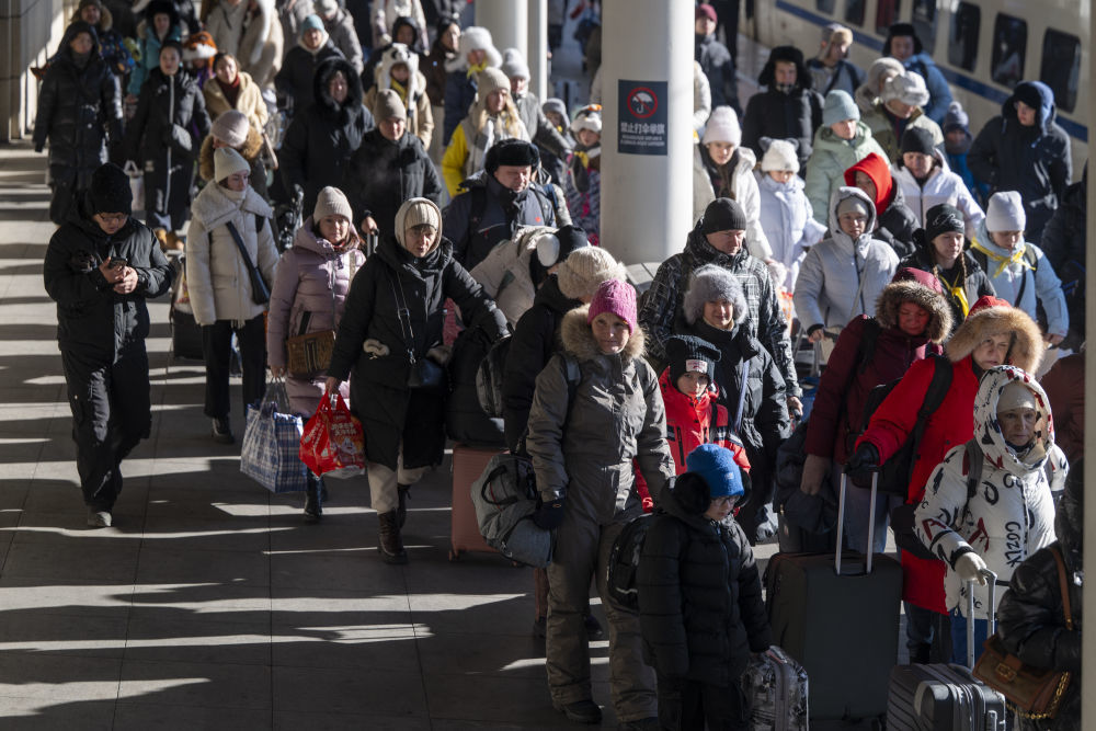 2026年1月8日，在绥芬河火车站，游客下车出站。黑龙江省绥芬河市是中俄重要陆路口岸城市。随着中俄双向免签政策实施，当地以高效便捷的通关服务提升口岸人员和贸易往来效率，带动两国人文和旅游交流。