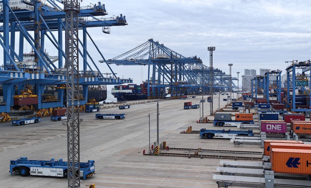 图为青岛港全自动化集装箱码头。新华社记者陈国峰 摄