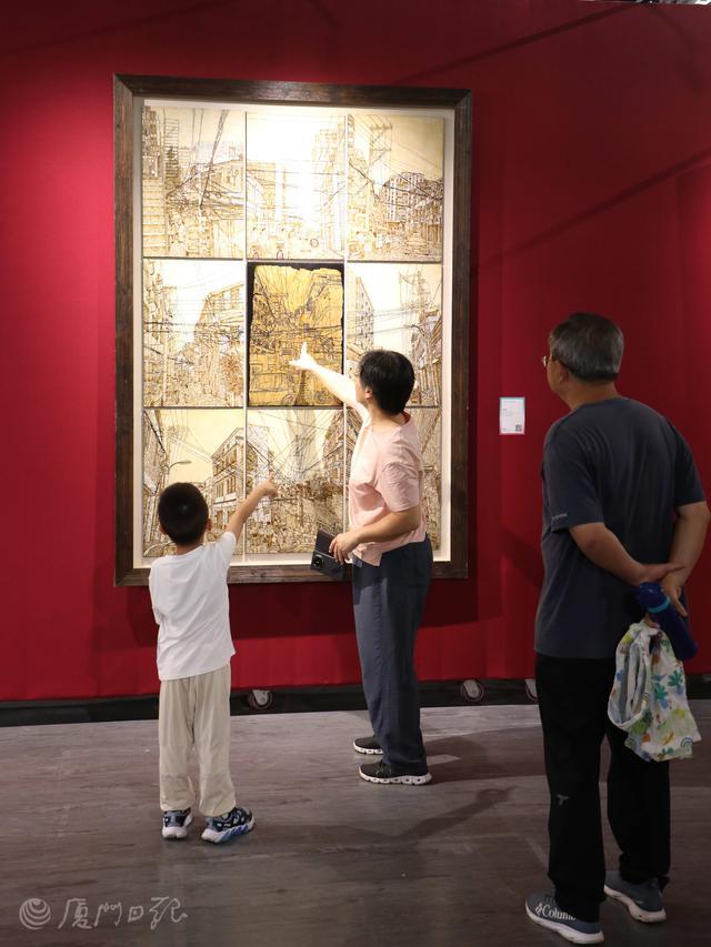 家长带上孩子一起来看展。