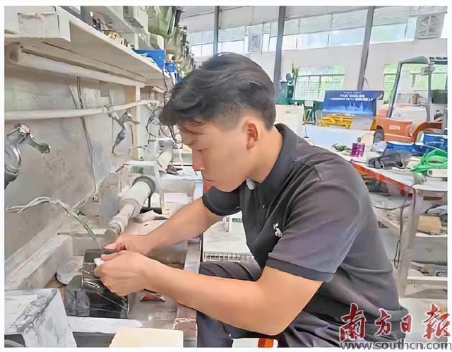 志在石材业的赖德明，在云浮技师学院锤炼自己的技艺。