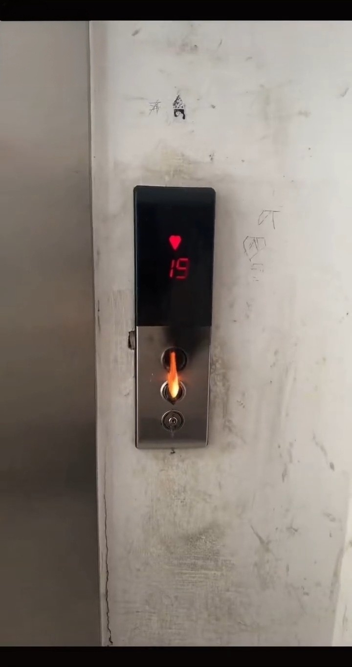 火苗在电梯按键面板中清晰可见