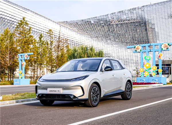 北汽极狐T1遭车主集体投诉：底盘减配护板 高压线束直接裸露在外