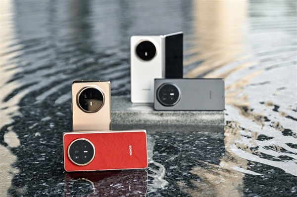 产品经理现场拿荣耀Magic V6做引体向上：折叠屏强度彻底封神