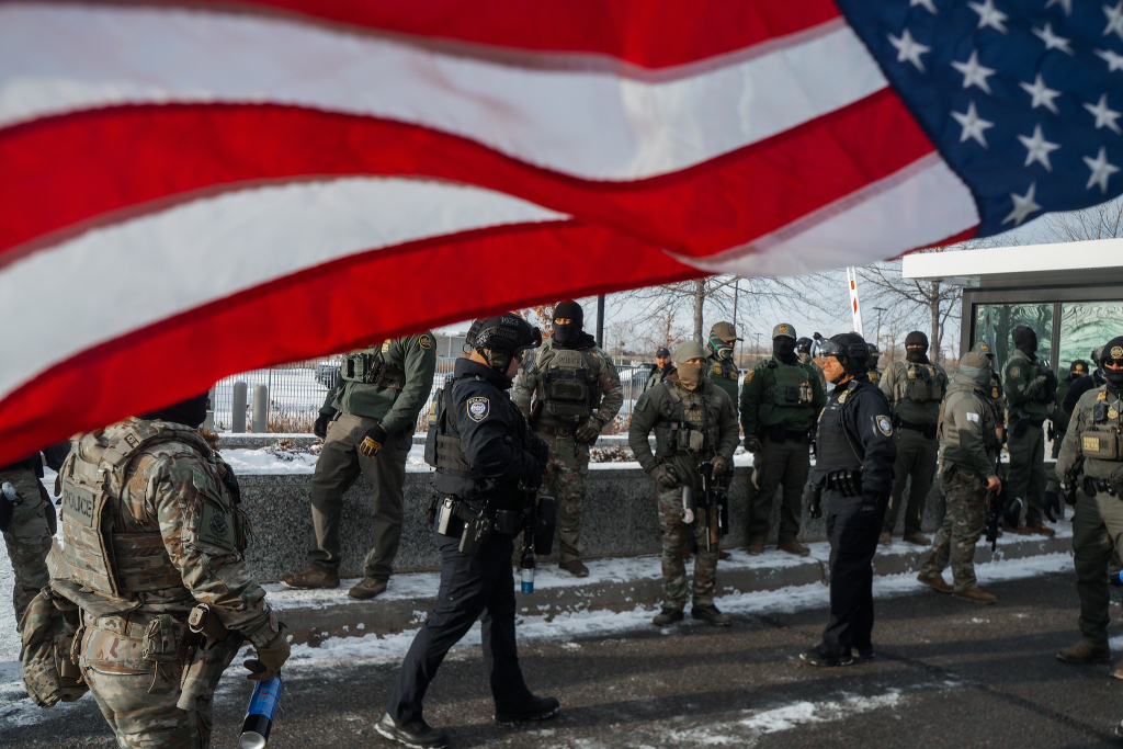 当地时间2026年1月10日,美国明尼阿波利斯,ICE枪击事件后边境巡逻队加强联邦大楼外执勤。视觉中国 图