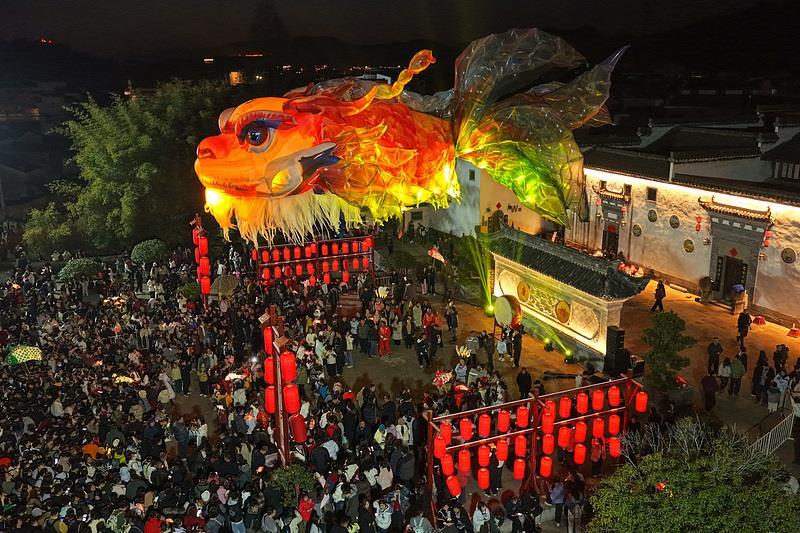 △安徽黄山唐模古村“鳌鱼飞天”巡游表演