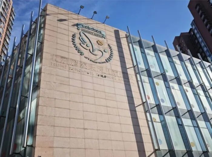 北京嫣然天使儿童医院几个大字被拆除。