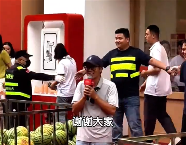 俞敏洪现身郑州：免费送1000个西瓜 但愿大家夏天过得好意思好