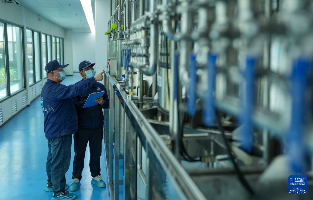 西藏山南市扎囊县重点招商引资企业——西藏纳兰生态产业有限公司工作人员登记菜籽油精炼设备数据（3月17日摄）。新华社记者 晋美多吉 摄